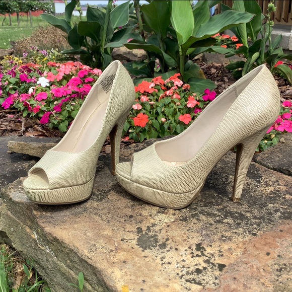 Apt 9 Gold/Cream Colored Platform Stilettos - Size 6 - Picture 4 of 9